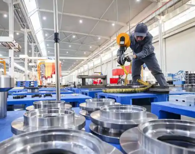 2025年户外广告制作材料耐候性对比与选型指南